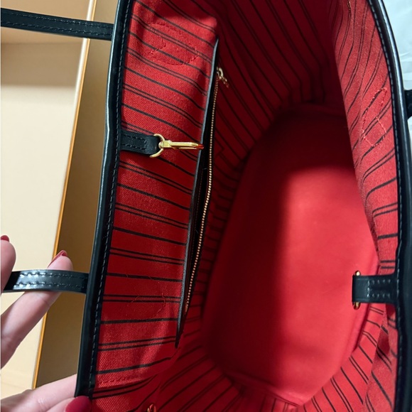 Louis Vuitton World Tour Purse With Wristlet - Picture 3 of 9